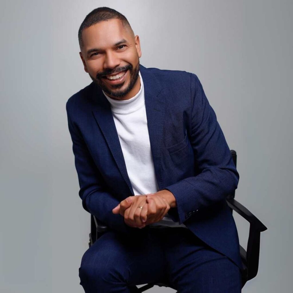 Foto de Bruno José, fundador da BR Coom, em um ambiente corporativo, transmitindo confiança e profissionalismo.